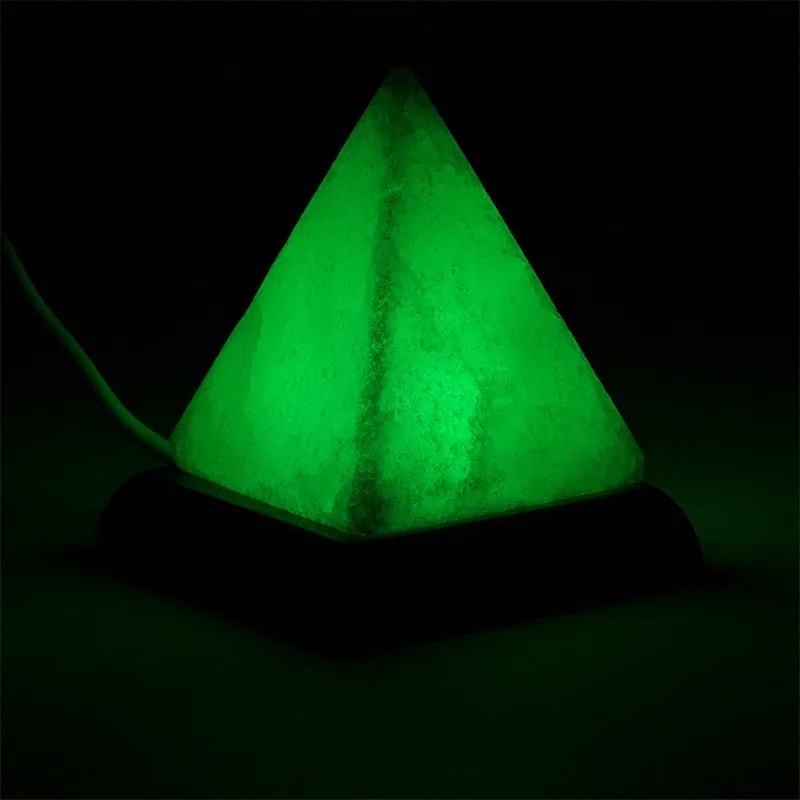 Lampe en sel à prise USB - 4 couleurs changeantes - En forme de pyramide sur socle en bois d'acacia. Provenance : Inde. 9 cm - 400 gr.