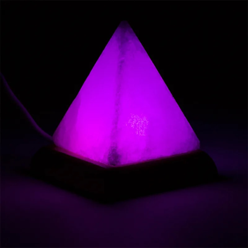 Lampe en sel à prise USB - 4 couleurs changeantes - En forme de pyramide sur socle en bois d'acacia. Provenance : Inde. 9 cm - 400 gr.