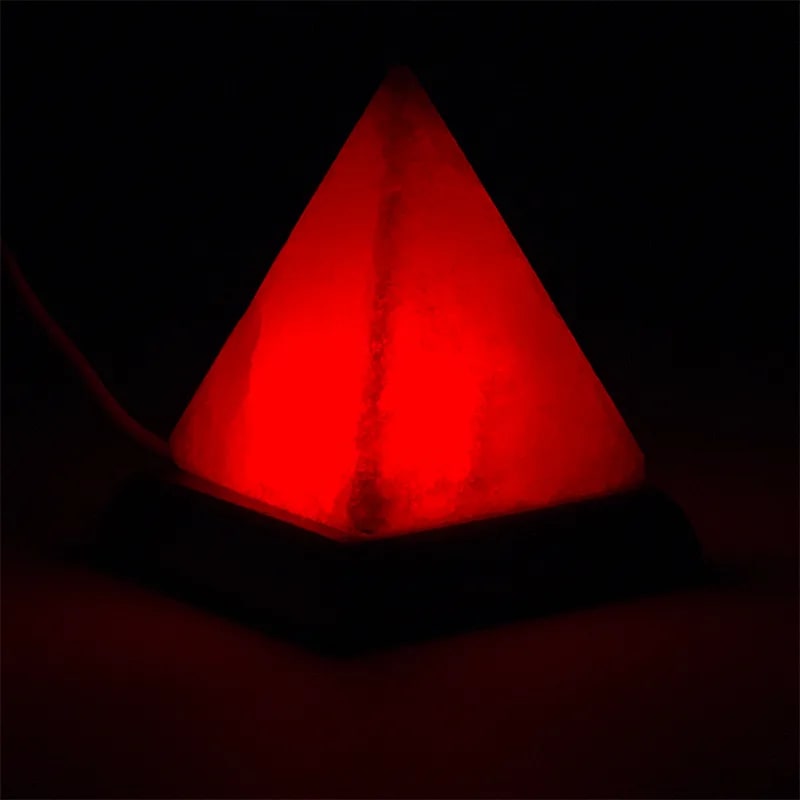 Lampe en sel à prise USB - 4 couleurs changeantes - En forme de pyramide sur socle en bois d'acacia. Provenance : Inde. 9 cm - 400 gr.