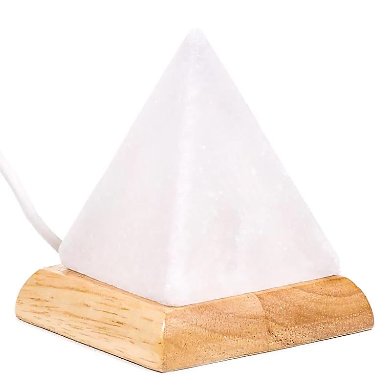 Lampe en sel à prise USB - 4 couleurs changeantes - En forme de pyramide sur socle en bois d'acacia. Provenance : Inde. 9 cm - 400 gr.