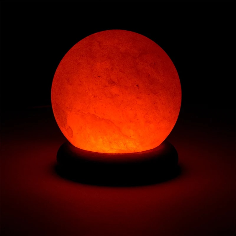 Lampe en sel à prise USB, en forme de sphère sur socle en bois d'acacia. Provenance : Inde. 9 cm - 450 gr.