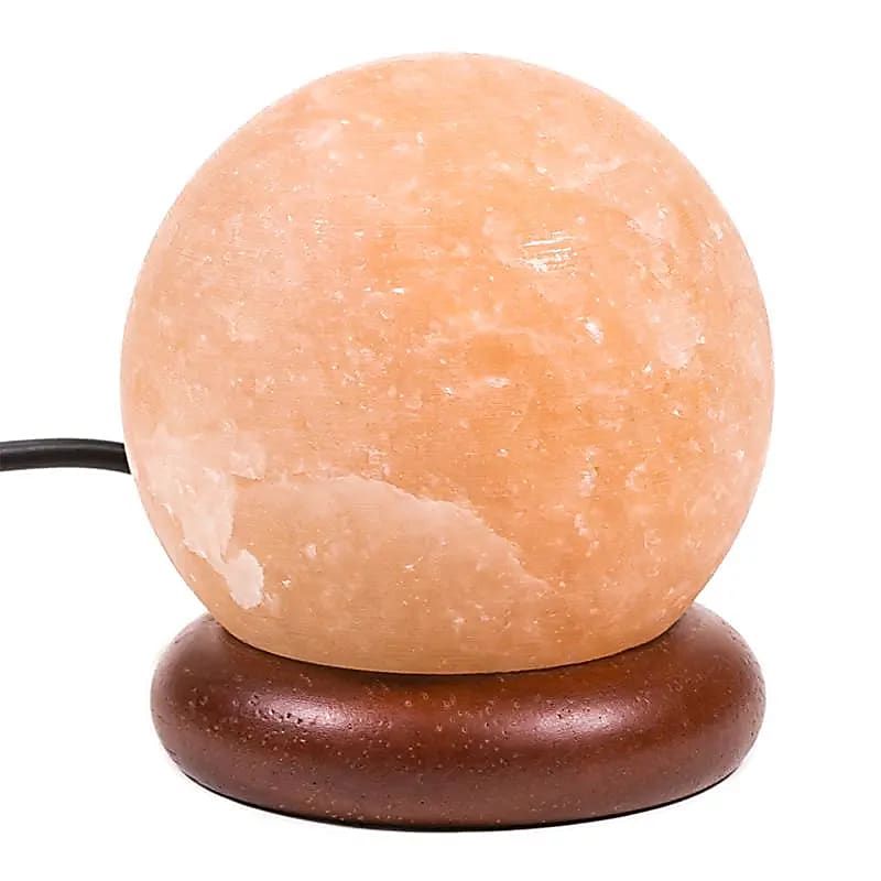 Lampe en sel à prise USB, en forme de sphère sur socle en bois d'acacia. Provenance : Inde. 9 cm - 450 gr.