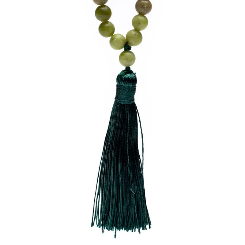 Mala en Jade de Chine, de 108 perles de ±6 et 8 millimètres. Taille de 65 à 85 centimètres de longueur environ. Qualité AA à AAA, superbe pièce avec pochette de rangement offerte. Fait en Inde !