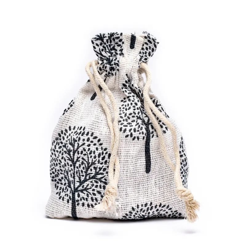 Mala en Jade de Chine, de 108 perles de ±6 et 8 millimètres. Taille de 65 à 85 centimètres de longueur environ. Qualité AA à AAA, superbe pièce avec pochette de rangement offerte. Fait en Inde !