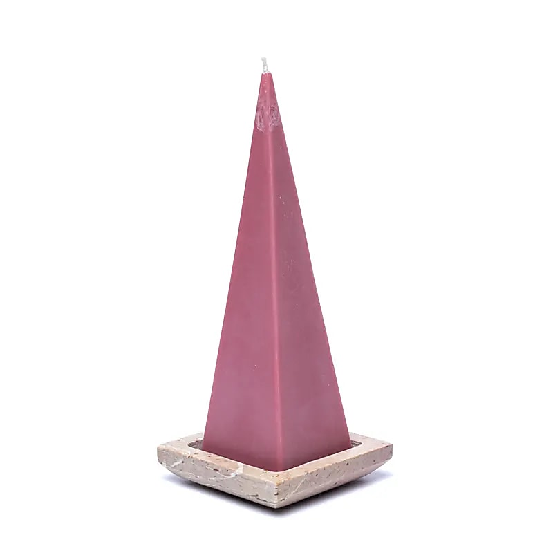 Plateau carré en pierre de stéatite, modèle robuste qui peut être utilisé comme bougeoir, parfait pour les bougies pyramidales, pour y poser vos bijoux ou comme décoration. Taille cm 9x9x2 - ± 255 gr. ! Vente à l'unité ou par 2 !