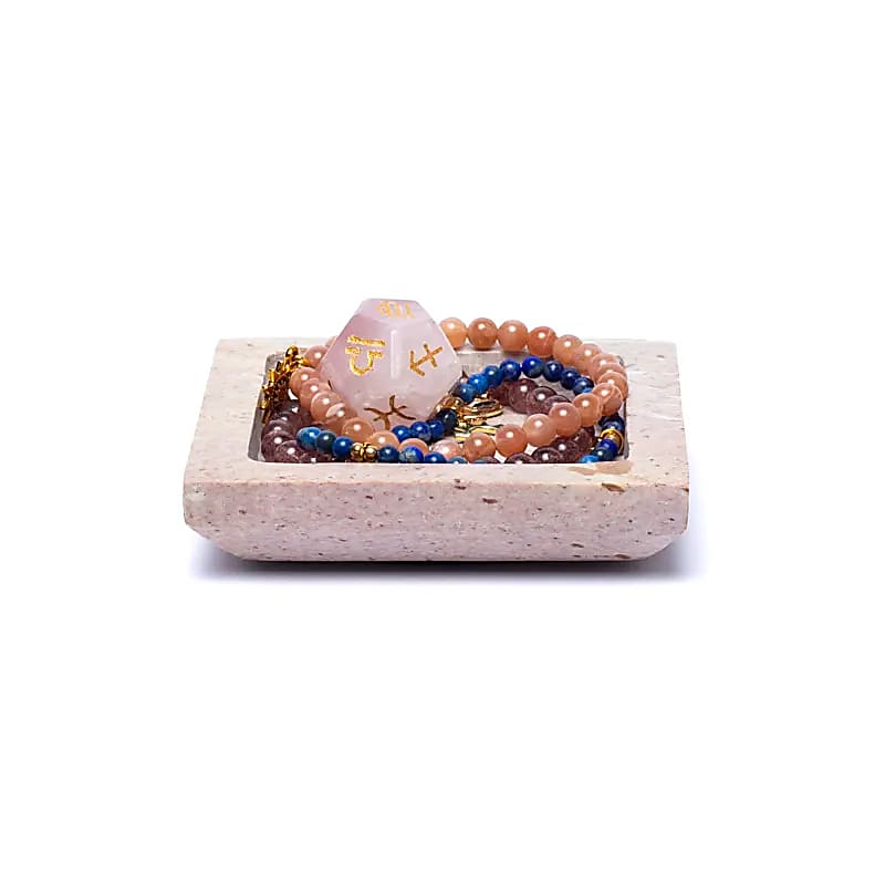Plateau carré en pierre de stéatite, modèle robuste qui peut être utilisé comme bougeoir, parfait pour les bougies pyramidales, pour y poser vos bijoux ou comme décoration. Taille cm 9x9x2 - ± 255 gr. ! Vente à l'unité ou par 2 !