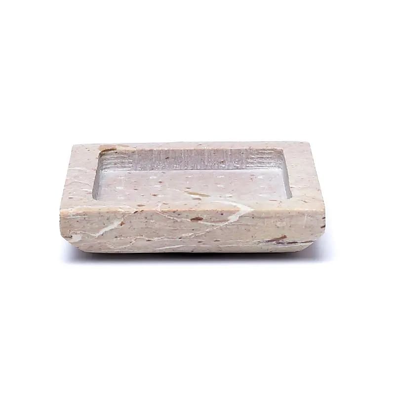 Plateau carré en pierre de stéatite, modèle robuste qui peut être utilisé comme bougeoir, parfait pour les bougies pyramidales, pour y poser vos bijoux ou comme décoration. Taille cm 9x9x2 - ± 255 gr. ! Vente à l'unité ou par 2 !