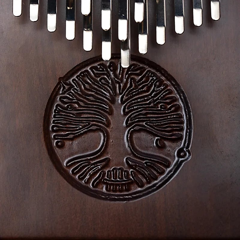 Kalimba Hluru 'electro', 24 notes en noyer d’Amérique, gravé d’un arbre de vie sculpté, pour une musique riche et vibrante !