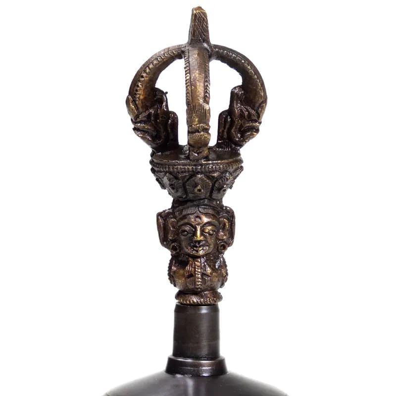 Dorje et cloche en bronze de qualité supérieure. Son exceptionnellement clair, dure deux fois plus longtemps qu'une cloche normale. Cette cloche peut également être tournée avec un bâton, comme un bol chantant !