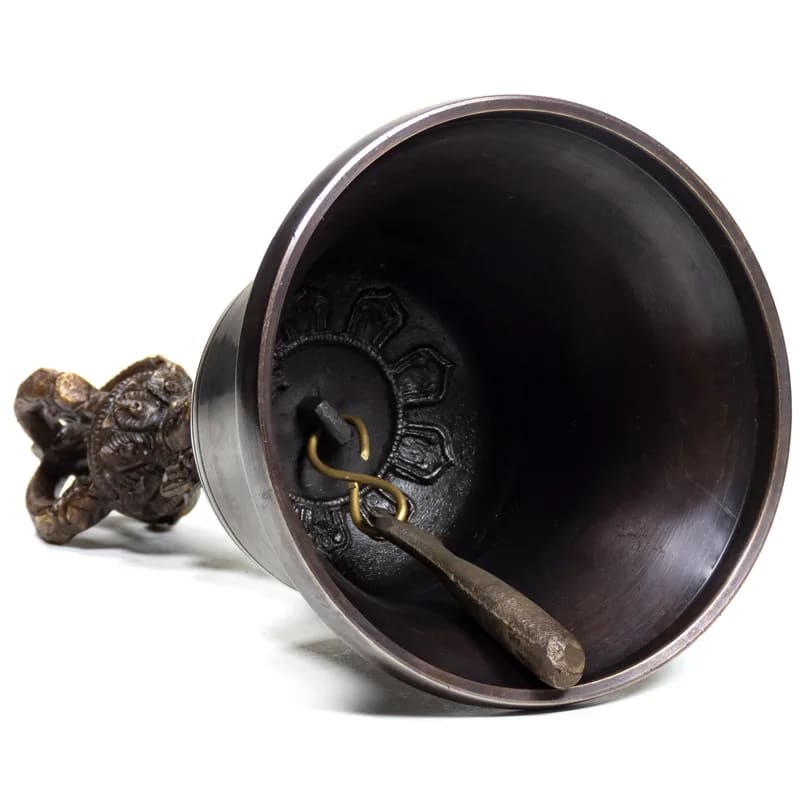 Dorje et cloche en bronze de qualité supérieure. Son exceptionnellement clair, dure deux fois plus longtemps qu'une cloche normale. Cette cloche peut également être tournée avec un bâton, comme un bol chantant !