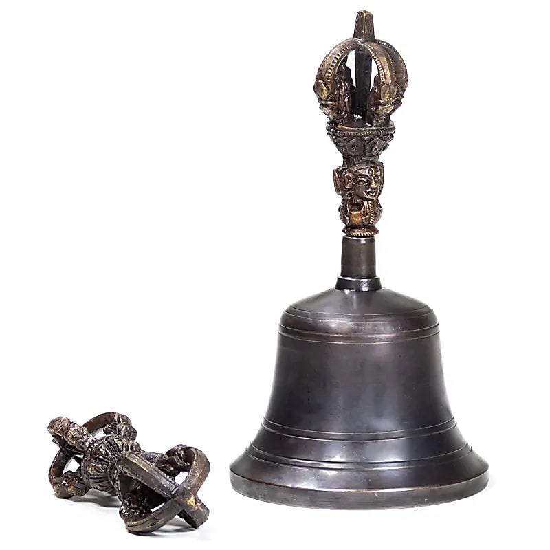 Dorje et cloche en bronze de qualité supérieure. Son exceptionnellement clair, dure deux fois plus longtemps qu'une cloche normale. Cette cloche peut également être tournée avec un bâton, comme un bol chantant !