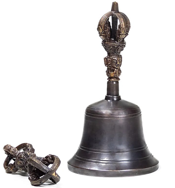Dorje et cloche en bronze de qualité supérieure. Son exceptionnellement clair, dure deux fois plus longtemps qu'une cloche normale. Cette cloche peut également être tournée avec un bâton, comme un bol chantant !