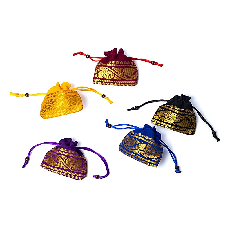 Sélection de pochettes à pendules, faites en tissus de 'Brocart' à fermeture 'mala', 8,5 x 8,5 centimètres. Parfait pour protèger les cristaux, Solids, bijoux... parfait ! Vendu par 5 pièces !