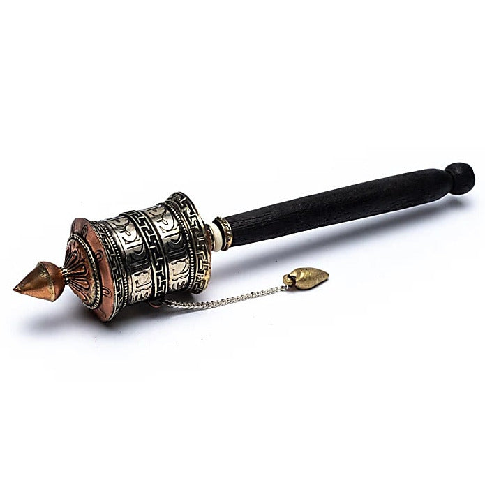 Sélection de Moulin de prières authentique fait au Népal. 2 modèles au choix : 21,5 et 24,5 cm. Très belle qualité !