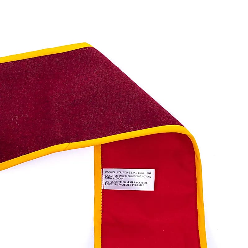 Un gomthak (Wylie : bsgom thag) est une ceinture de méditation de style tibétain. ±212x9.5 cm - 180 grammes. Offre un soutien essentiel à la colonne vertébrale et au dos, facilitant le maintien d'une position assise confortable !