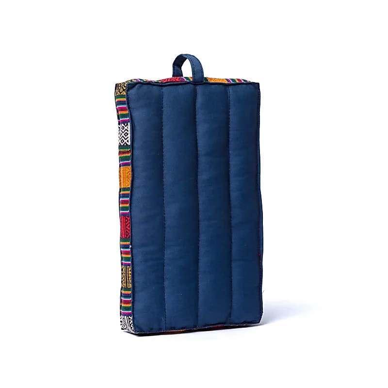 Coussin de méditation, format 'voyage' pratique. Fabriqué avec amour et soin, ce coussin de méditation est non seulement très confortable, mais aussi un engagement envers la durabilité. 32x17.5x3.5 centimètres /465 grammes.