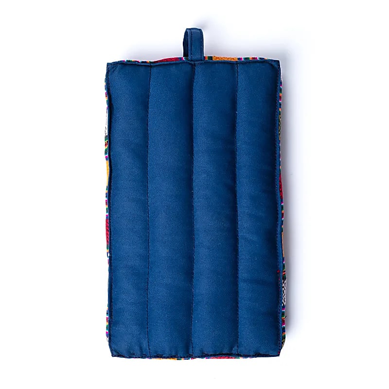Coussin de méditation, format 'voyage' pratique. Fabriqué avec amour et soin, ce coussin de méditation est non seulement très confortable, mais aussi un engagement envers la durabilité. 32x17.5x3.5 centimètres /465 grammes.