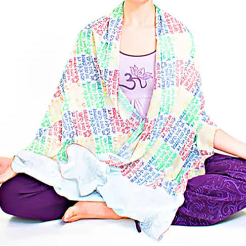 Châle 100% Coton fin
avec impression du 'Gayatri mantra'
- Bords brodés
- Motif de lotus. Taille de 210x65 centimètres de longueur - 160 grammes ! Parfait pour la Méditation !