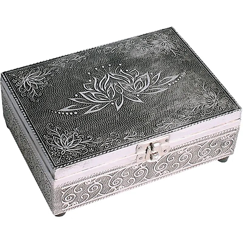 Boîte à tarot ou bijoux, en bois habillée de feuilles d'aluminium avec une jolie gravure, avec du feutre à l'intérieur et des pieds en caoutchouc. 18x13x6cm - 430 grammes. Fait en inde