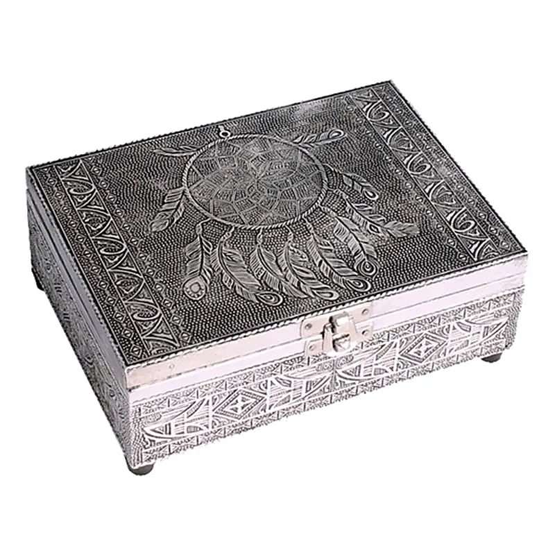 Boîte à tarot ou bijoux, en bois habillée de feuilles d'aluminium avec une jolie gravure, avec du feutre à l'intérieur et des pieds en caoutchouc. 18x13x6cm - 430 grammes. Fait en inde