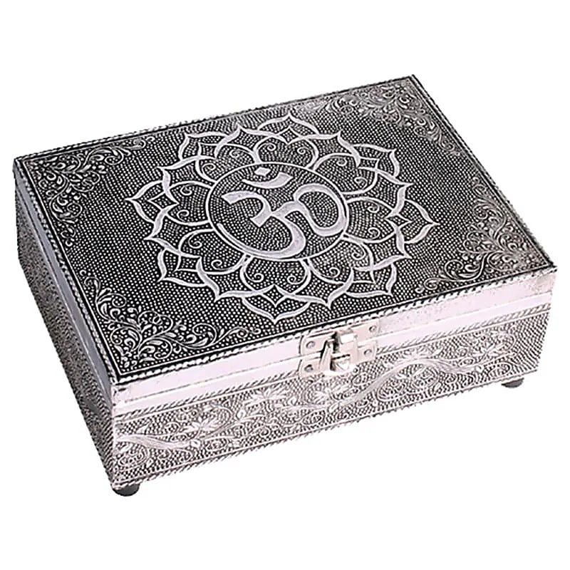 Boîte à tarot ou bijoux, en bois habillée de feuilles d'aluminium avec une jolie gravure, avec du feutre à l'intérieur et des pieds en caoutchouc. 18x13x6cm - 430 grammes. Fait en inde