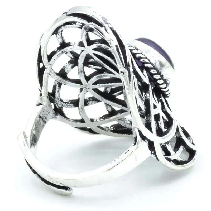 Bague réglable avec Fleur de vie et cabochon en améthyste. Fait en laiton argenté. Superbe pièce !