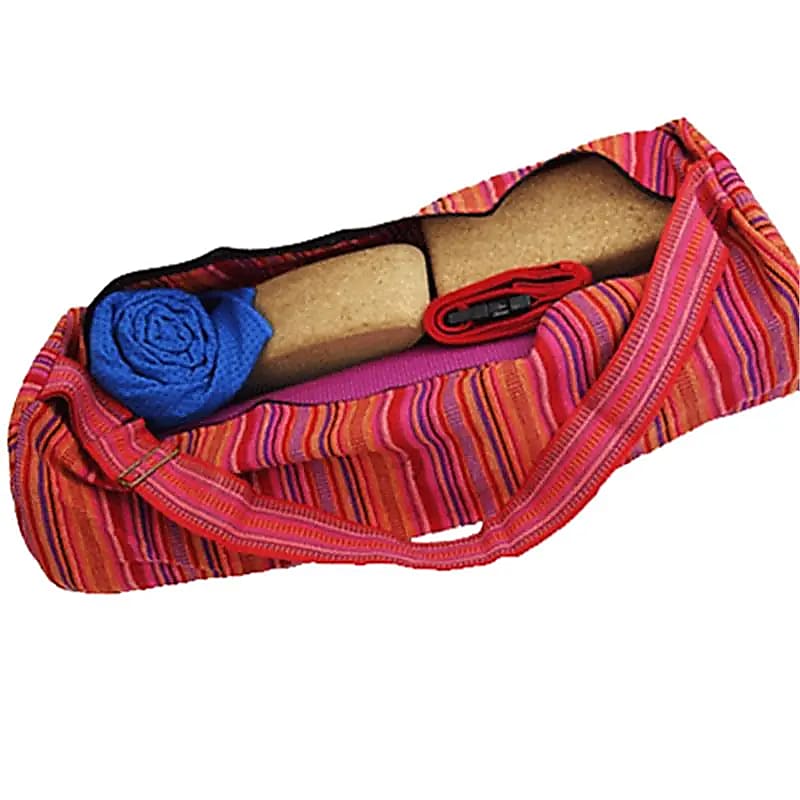 Sac de yoga fait d’un solide coton avec fermeture à glissière de sorte que le tapis y glisse facilement.
Le sac est assez grand pour deux tapis ! 67x24 centimètres - 0,360 kilogrammes.