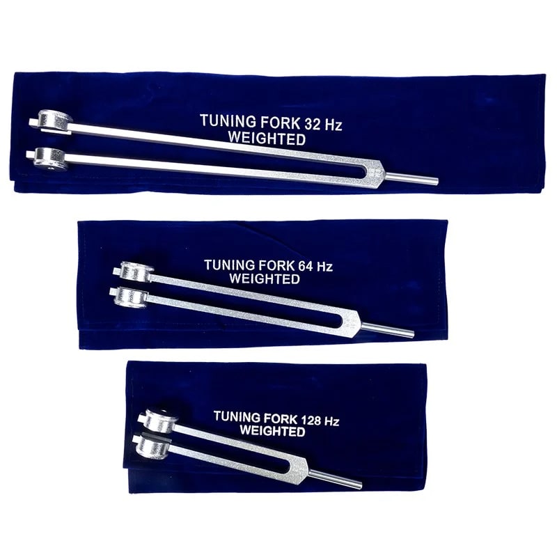 Set 'Otto' de 3 diapasons en Do/ C (32, 64, 128 hertz), en aluminium anodisé Argent. Livré dans 1 pochette en velours bleu !