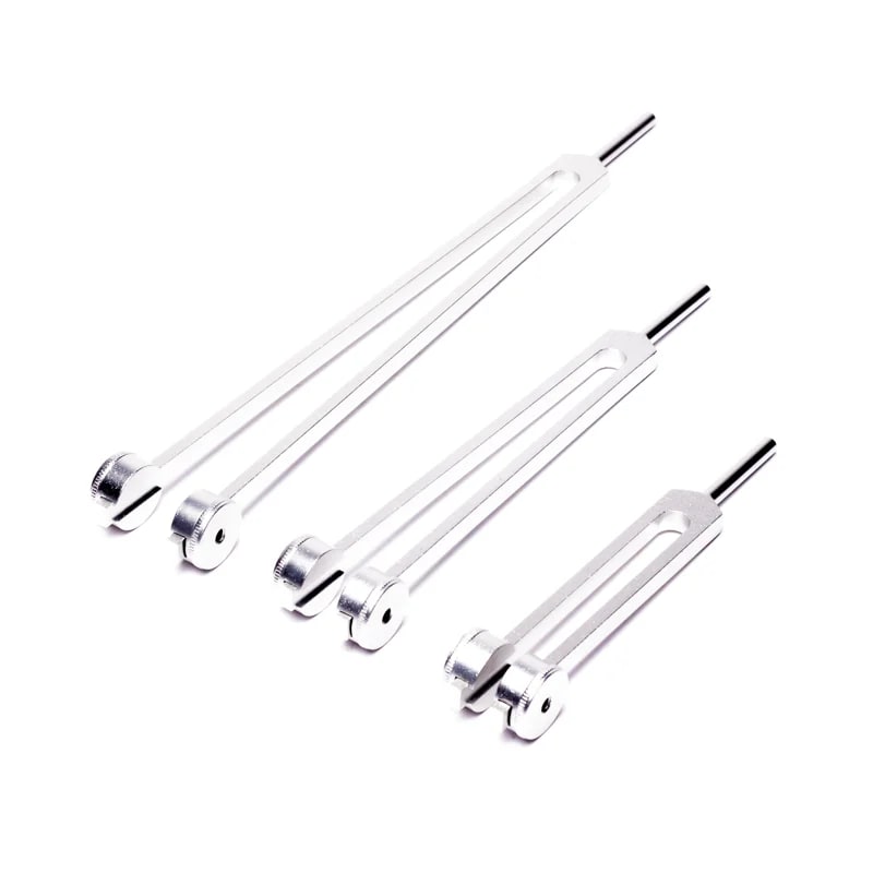 Set 'Otto' de 3 diapasons en Do/ C (32, 64, 128 hertz), en aluminium anodisé Argent. Livré dans 1 pochette en velours bleu !