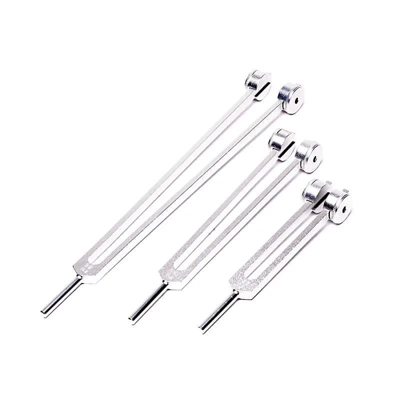 Set 'Otto' de 3 diapasons en Do/ C (32, 64, 128 hertz), en aluminium anodisé Argent. Livré dans 1 pochette en velours bleu !