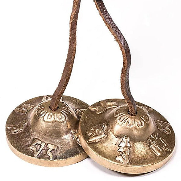 Cymbale Tibétaine/ Tingsha avec gravute du Mantra 'O.M.P.H.', 3 tailles au choix de 6 à 7,5 cm. Utilisées comme offrandes musicales !