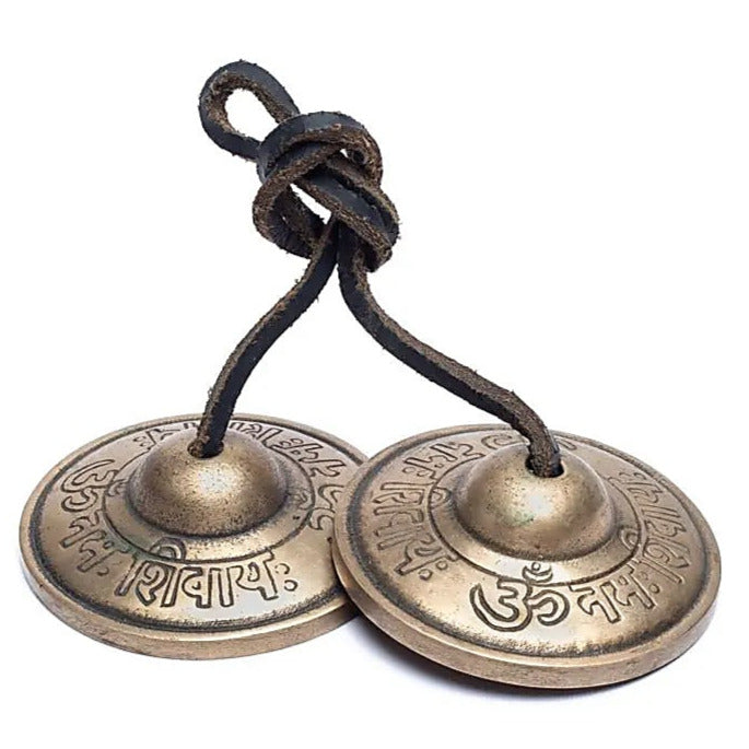 Cymbale Tibétaine/ Tingsha, avec gravure du Mantra 'Om Namah Shivaya', de 6,5 cm. Elles sont utilisées comme offrandes musicales !