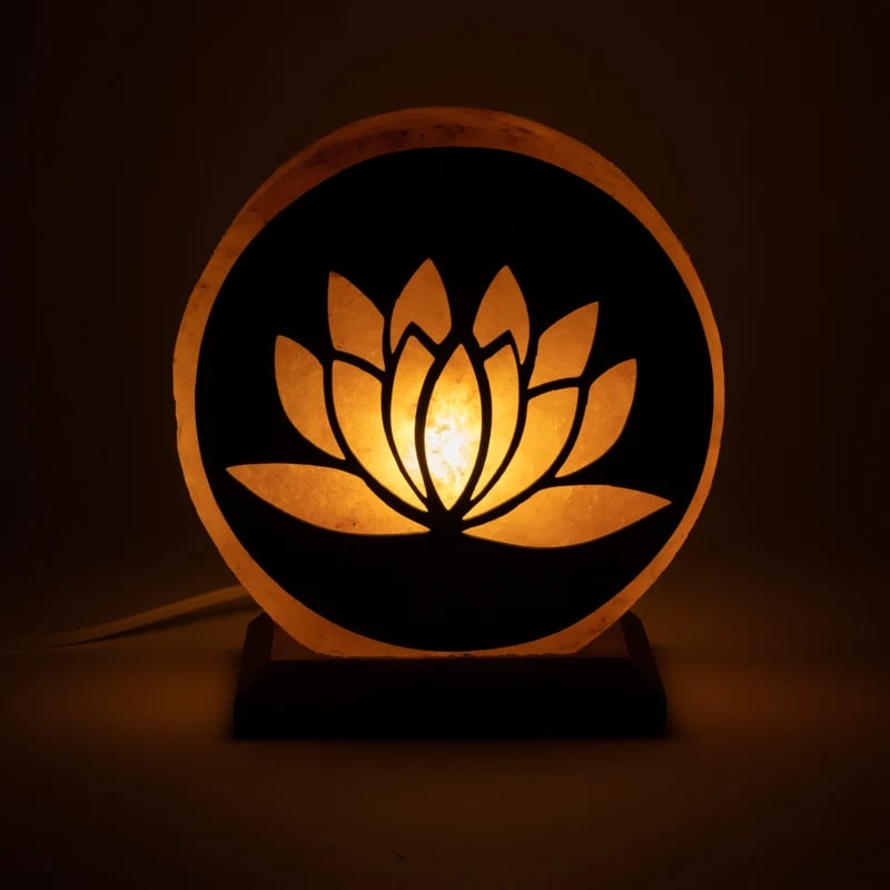 Lampe 'Lotus' en sel rose de l'Himalaya. Crée une atmosphère de pièce pure et agréable. La lumière diffuse donne une lueur chaleureuse et une sensation harmonieuse. ± 22x19x10/ 5 kgs