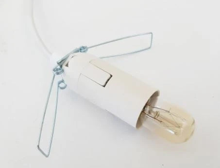 Câble électrique pour ampoule E14 avec interupteur. Longueur 1,50 mètres. Couleur Blanc. Ampoule incandescente fournie. S'adapte sur les lampes en sélénite, en quartz et en sel rose, parfait !