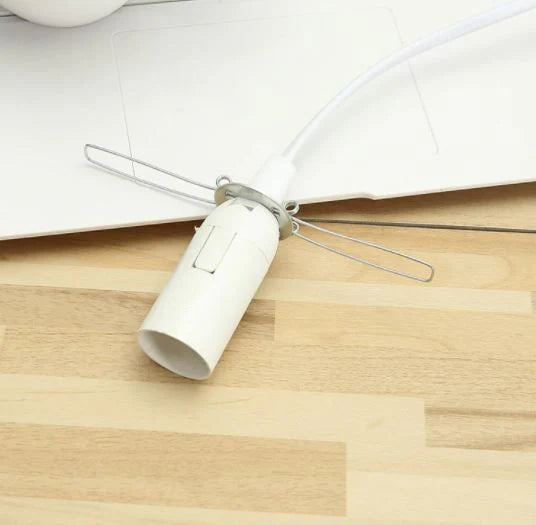 Câble électrique pour ampoule E14 avec interupteur. Longueur 1,50 mètres. Couleur Blanc. Ampoule incandescente fournie. S'adapte sur les lampes en sélénite, en quartz et en sel rose, parfait !
