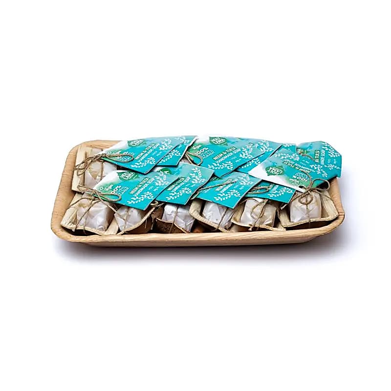 Les fameux savons Ayurvedique de chez 'Holy Lama Naturals', format 'hôtel', 12 pièces x 20 grammes. Emballé dans une feuille de palmier !