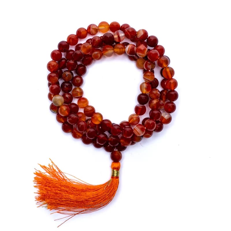 Mala en Cornaline, de 108 perles de ±6 et 8 millimètres. Taille de 65 à 85 centimètres de longueur environ. Qualité AA à AAA, superbe pièce avec pochette de rangement offerte. Fait en Inde !