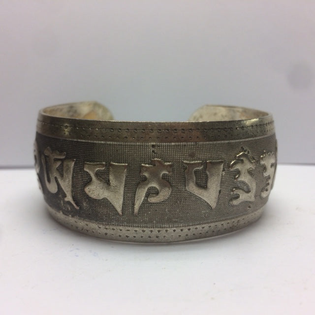 Bracelet manchette en laiton argenté, gravé d’un Mantra bouddhiste ou de motifs fantaisie – Élégant et spirituel !
