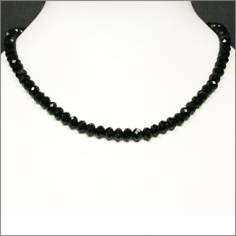 Spinelle, collier ou bracelet en perles à facettes, de 2/3 ou 4/6 millimètres. En bracelet de 17 à 21cm, en collier de 45 ou sautoir de 60cm. Qualité AA à AAA, superbes perles !