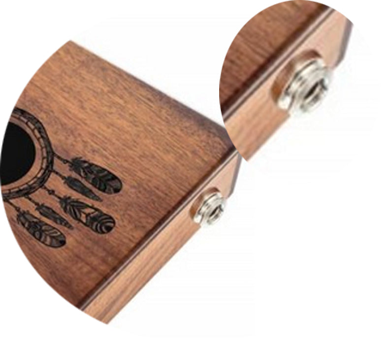 Kalimba 'Koa'/ Piano a doigt - 17 notes, fait en bois de koa (bois de résonance tropical) accordé en Do/ C majeur. Décoré d'un motif indien sculpté et est livrée avec un sac en tissu et un marteau d'accordage ! 23x19x7,5 cm !