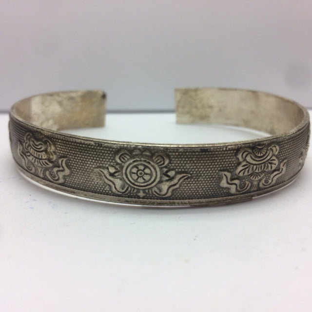 Bracelet manchette en laiton argenté, gravé d’un Mantra bouddhiste ou de motifs fantaisie – Élégant et spirituel !