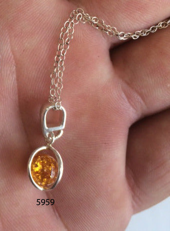 Ambre, jolie petit pendentif en Argent de 20x8x8 millimètres, vendu avec cordon coulissant (réglable), en cuir noir de 40 à 70 centimètres !