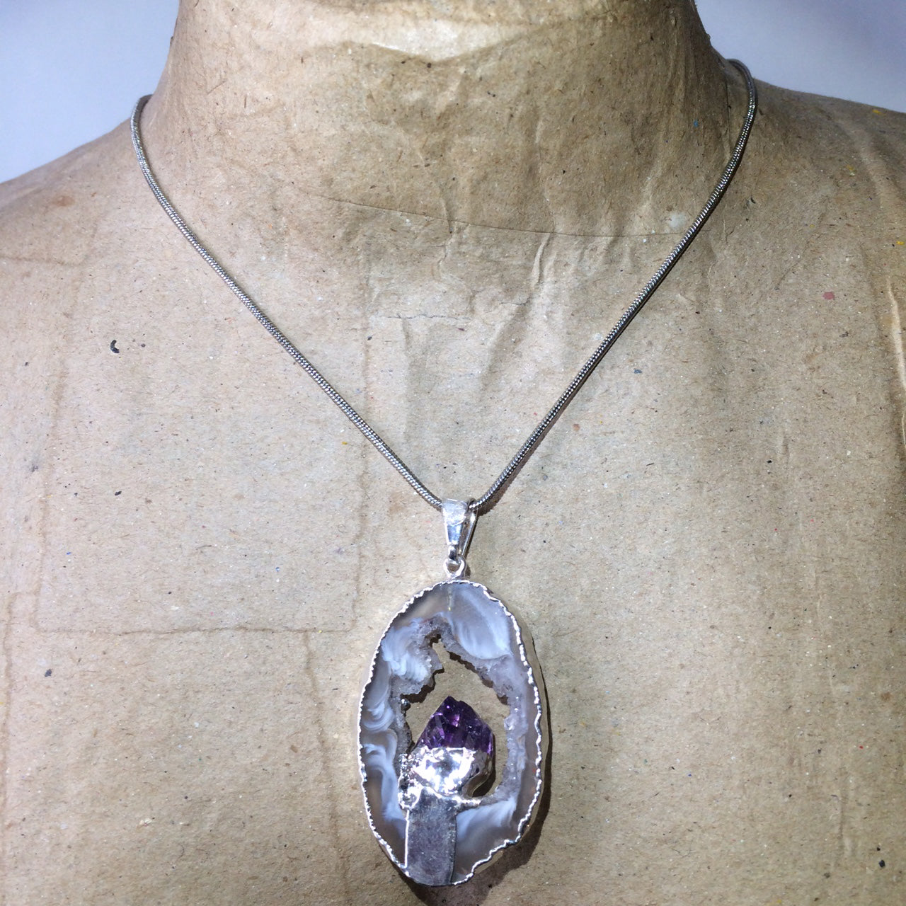 Améthyste, pendentif 'mini-géode' dit 'géodinhos', de 45mm de hauteur x 24 de largeur x 7 d'épaisseur. Vendu avec cordon noir réglable !