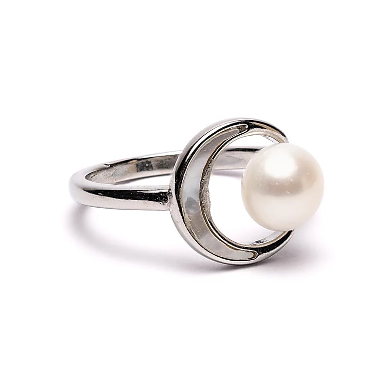 Bague 'ajustable' associe une perle dĂ©licate sur une forme de lune, un symbole intemporel dâintuition et dâĂ©nergie fĂ©minine !