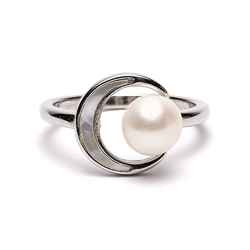 Bague 'ajustable' associe une perle dĂ©licate sur une forme de lune, un symbole intemporel dâintuition et dâĂ©nergie fĂ©minine !
