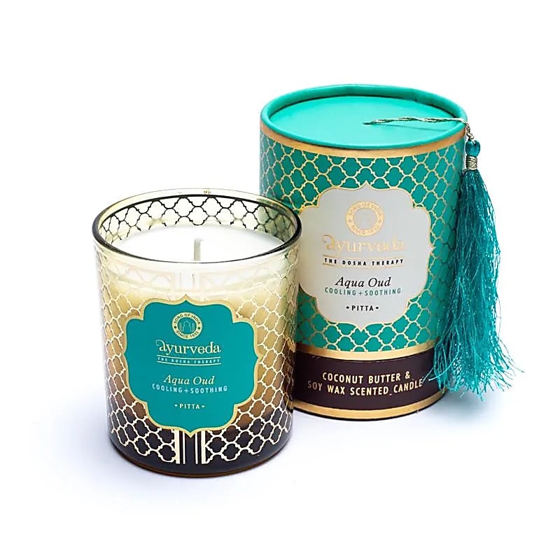 Bougie ayurvédique au beurre de coco et cire de soja de haute qualité, parfumée avec les meilleures huiles essentielles. 8x7x7cm - 355 gr. - ±55H de combustion. Moins de fumée et de suie grâce à la mèche en coton !