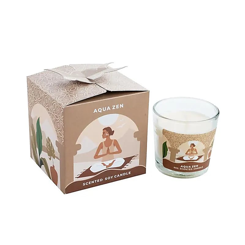 Bougie de chez 'Moonshine Yoga' (cire de soja) parfumée aux huiles essentielles naturelles. Mèche en coton pur. 5.5x6 cm - 60gr. - ± 12H de combustion.