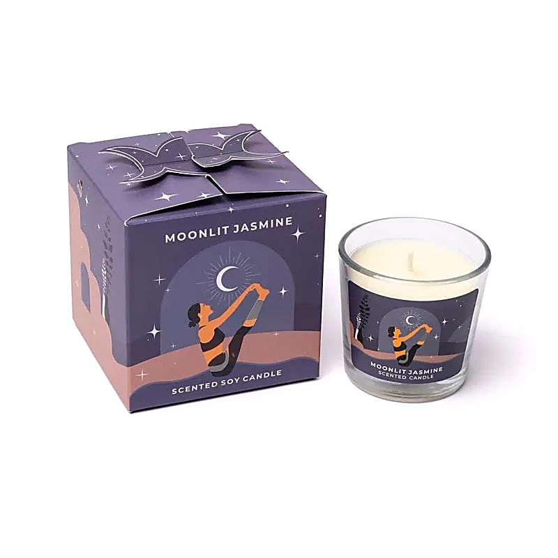 Bougie de chez 'Moonshine Yoga' (cire de soja) parfumée aux huiles essentielles naturelles. Mèche en coton pur. 5.5x6 cm - 60gr. - ± 12H de combustion.