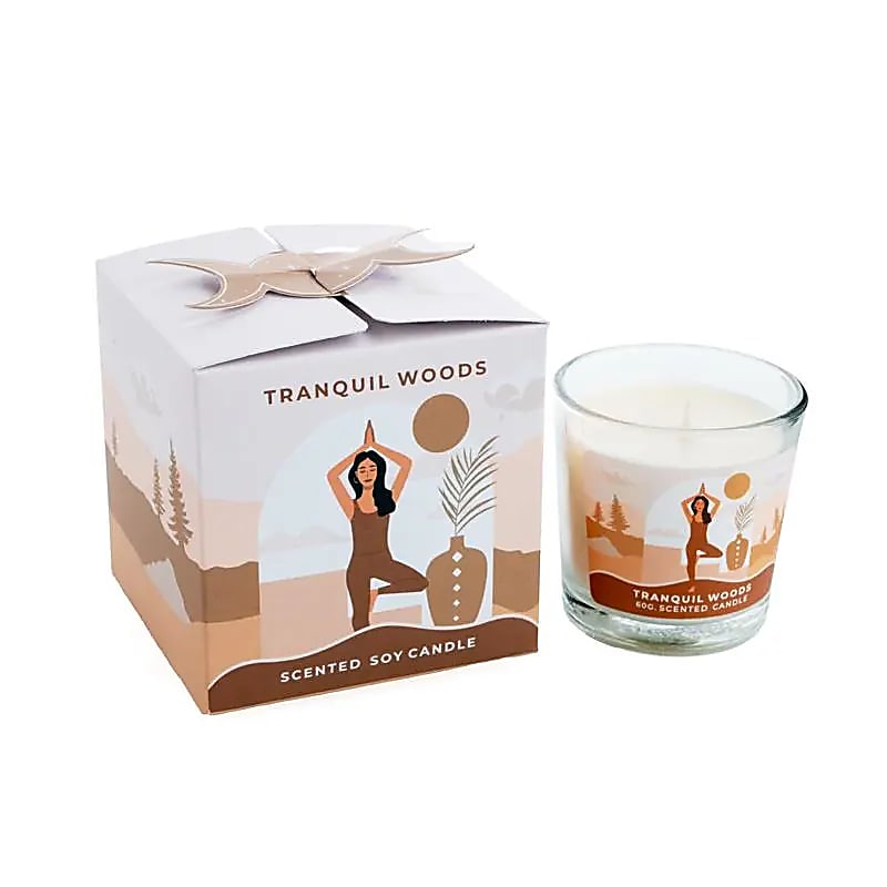 Bougie de chez 'Moonshine Yoga' (cire de soja) parfumée aux huiles essentielles naturelles. Mèche en coton pur. 5.5x6 cm - 60gr. - ± 12H de combustion.
