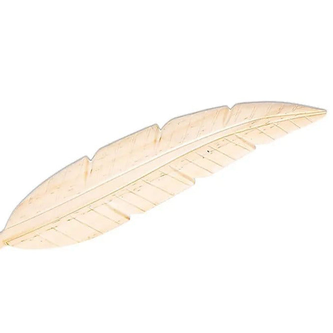 Plume en bois de 23 cm, finition naturelle. Peut être utilisée comme ventilateur lors de la combustion de l'encens ou en décoration !